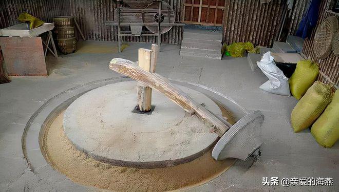 第三个老物件:水轮碾米机所以很多农村人就会找瓦匠自己做青瓦